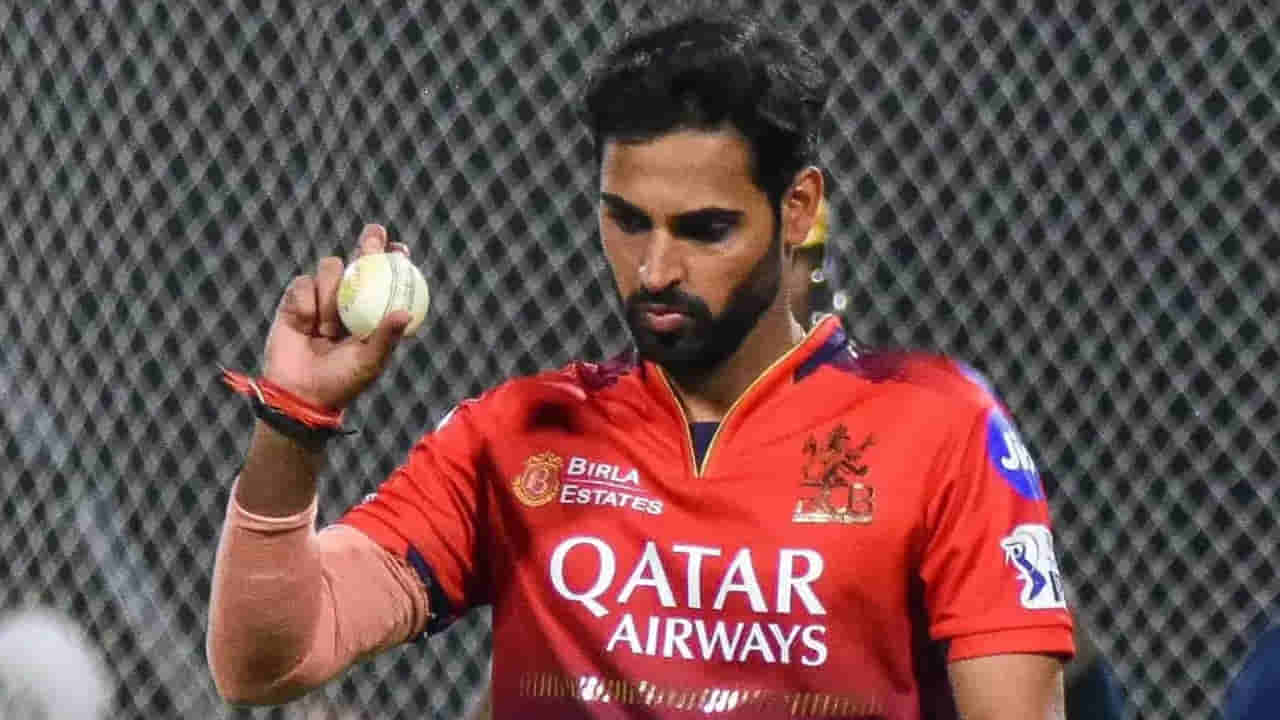 టీమిండియా స్టార్ బౌలర్ భువనేశ్వర్ కుమార్ను చితక్కొట్టిన లోకల్ కుర్రాళ్లు..!