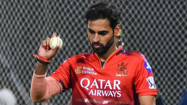 టీమిండియా స్టార్ బౌలర్ భువనేశ్వర్ కుమార్ను చితక్కొట్టిన లోకల్ కుర్రాళ్లు..!