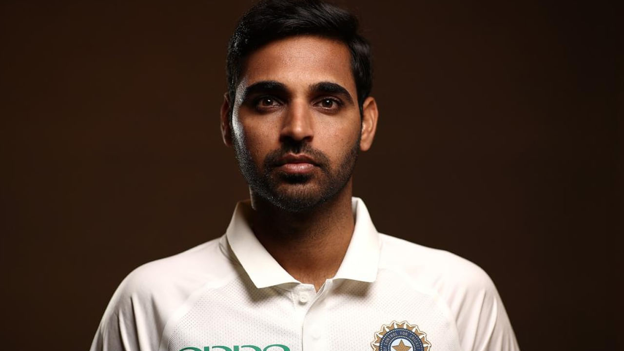 5. భువనేశ్వర్ కుమార్: స్వింగ్, డెత్ ఓవర్ బౌలింగ్‌కు ప్రసిద్ధి చెందిన భువనేశ్వర్ కుమార్ కూడా చాలా కాలంగా భారత జట్టుకు దూరంగా ఉన్నాడు. 2012లో అరంగేట్రం చేసిన భువీ 21 టెస్టులు, 121 వన్డేలు, 87 టీ20 మ్యాచ్‌లు ఆడాడు. అతని చివరి టెస్ట్ జనవరి 2018లో, చివరి వన్డే జనవరి 2022లో, చివరి టీ20 నవంబర్ 2022లో జరిగింది. 34 ఏళ్ల భువీ మళ్లీ టీమ్ ఇండియాలోకి తిరిగి రావడం కష్టంగా కనిపిస్తోంది.