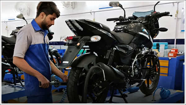 Bike Servicing: బైక్ను ఎన్ని కి.మీ తర్వాత సర్వీస్ చేయాలి? సరైన సమయం ఏది?