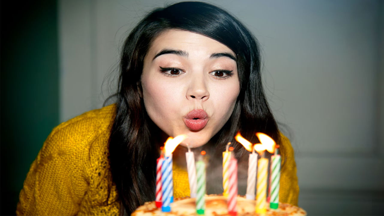 ఇదిలా ఉండగా, భారతదేశంలో కేకు కట్‌చేయడం, కొవ్వొత్తులను ఊదడం పురాతన కాలంలో ఒక సంప్రదాయం కాదు. కానీ పాశ్చాత్య దేశాల ప్రభావం కారణంగా, ఈ సంప్రదాయం భారతదేశంలో కూడా ప్రాచుర్యం పొందింది. ప్రస్తుతం పిల్లల నుండి వృద్ధుల వరకు అందరూ కేకులు కోసి తమ పుట్టినరోజులను జరుపుకుంటున్నారు.