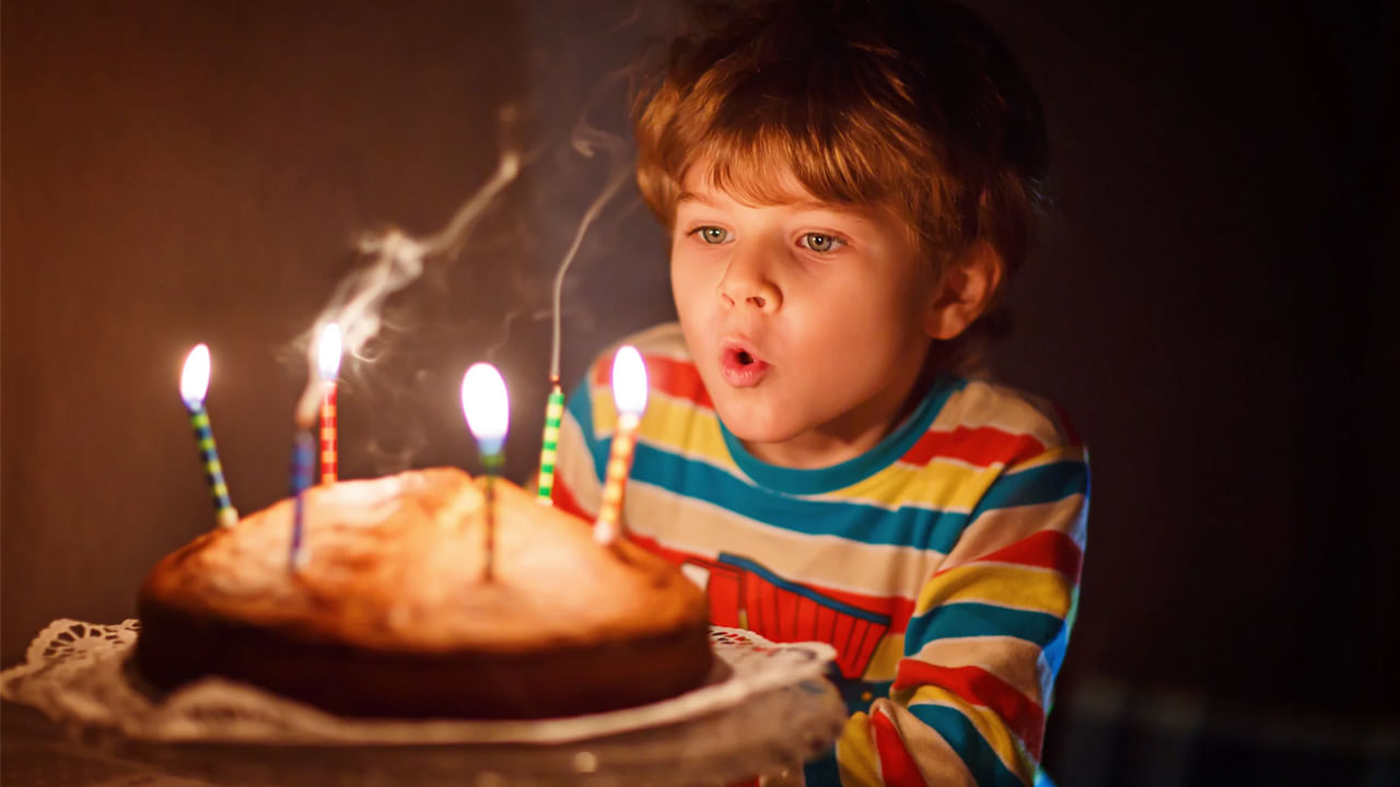 కాబట్టి, ఇప్పట్లో పుట్టినరోజు అంటే కేక్ కట్ చేయడం, కొవ్వొత్తులను ఆర్పడం, బహుమతులు స్వీకరించడం, పార్టీ చేసుకోవడం. కానీ దాని మూలాలు మత విశ్వాసాలు, సామాజిక ఆచారాలు, పాశ్చాత్య సంస్కృతి ప్రభావం నుండి అభివృద్ధి చెందాయని చాలా మందికి తెలియదు. పురాతన గ్రీస్‌లో ప్రారంభమైన కొవ్వొత్తులను వెలిగించే ఈ సంప్రదాయం, జర్మనీలో పుట్టినరోజు కేక్ కట్ చేసే సంప్రదాయం అన్నీ కలిసి ప్రస్తుతం ప్రపంచవ్యాప్తంగా జరుపుకునే పుట్టినరోజు సంప్రదాయాన్ని ఏర్పరిచాయి.