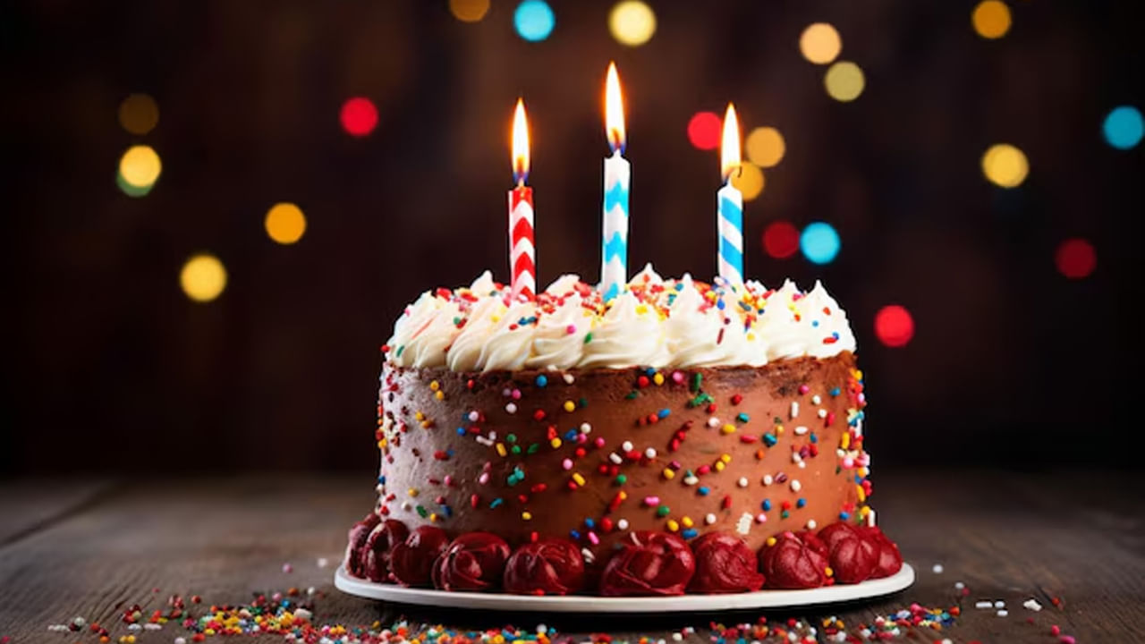 పుట్టిన రోజున కేక్‌ కట్‌ చేయడం అనే సాంప్రదాయం. మధ్యయుగంలో జర్మనీలో ఉద్భవించింది. 1746లో మతపరమైన సామాజిక సంస్కర్త జిన్‌జెండార్ఫ్ పుట్టినరోజున సందర్భంగా రకమైన వేడుక జరిగినట్లు చరిత్ర చెబుతుంది. 