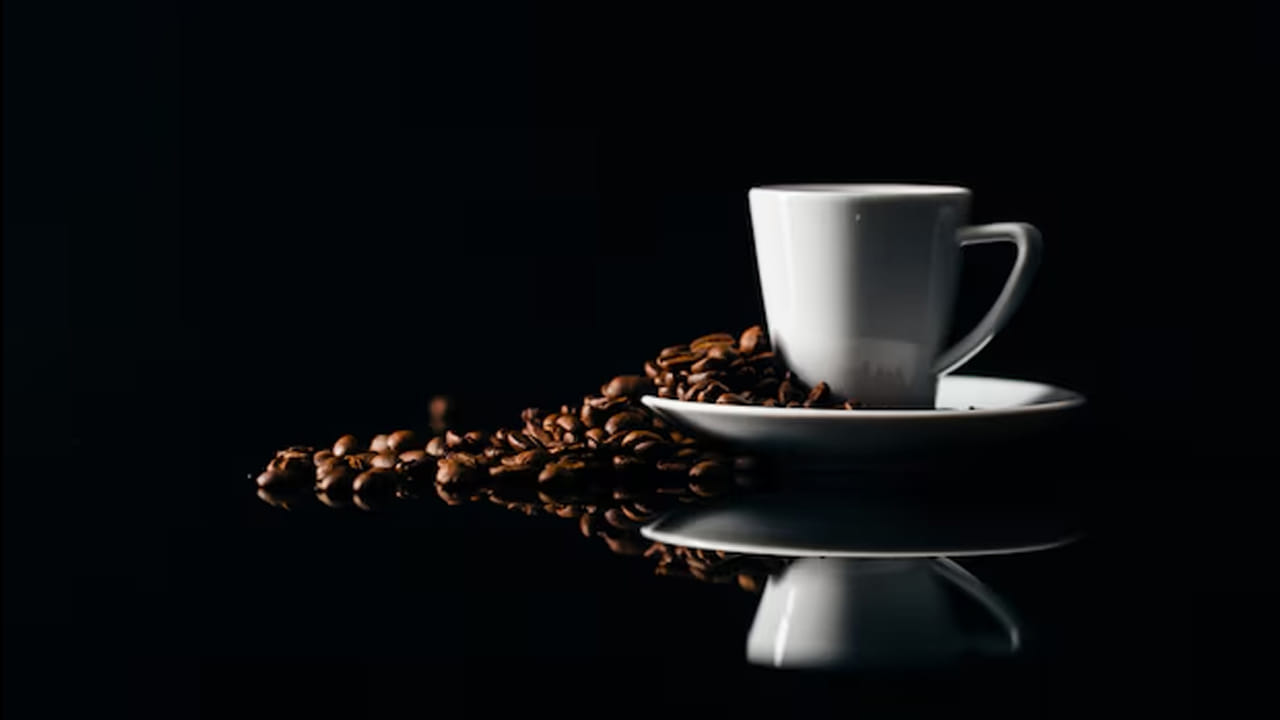 కాఫీలో లభించే యాంటీఆక్సిడెంట్లు, బయోయాక్టివ్ సమ్మేళనాలు శరీరంలో మంటను తగ్గిస్తాయి. కణాలను దెబ్బతినకుండా కాపాడతాయి. కొన్ని రకాల క్యాన్సర్, మధుమేహం వంటి వ్యాధులను నివారించడంలో కూడా మేలు చేస్తాయి. అందుకే రోజుకు 1 నుండి 2 కప్పుల కాఫీ తాగడం అలవాటు చేసుకోవచ్చని నిపుణులు సూచిస్తున్నారు.