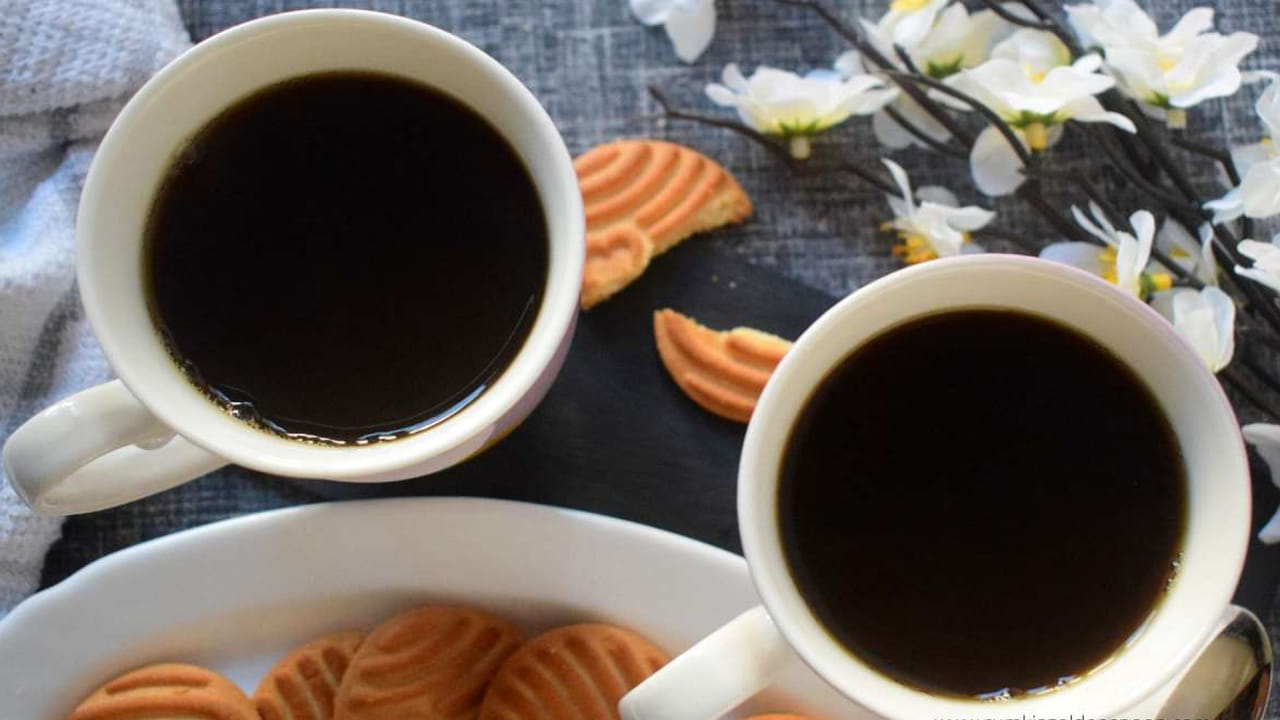 నిపుణుల అభిప్రాయం ప్రకారం, బ్లాక్ కాఫీ తాగడం వల్ల కాలేయ కొవ్వు తగ్గుతుంది. కాలేయ పనితీరు పెరుగుతుంది. బ్లాక్ కాఫీలో న్యూరోట్రాన్సిమీటర్ ప్రేరేపించే గుణాలు ఉంటాయి. కాఫీ నాడీ వ్యవస్థను కూడా ఉత్తేజితం చేస్తుంది. ఇది ఎడ్రినాలైన్ విడుదల చేస్తుంది. దీంతో మీరు ఫిజికల్గా యాక్టివ్గా ఉంటారు.