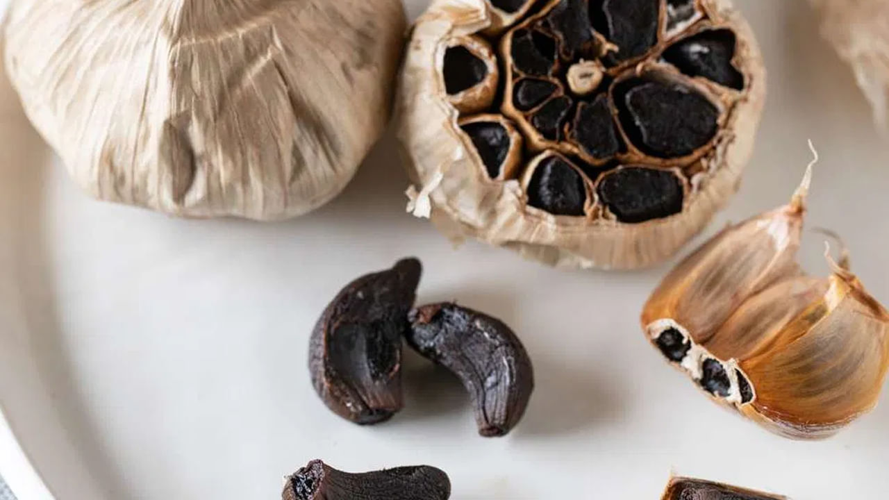 నల్ల వెల్లుల్లి: బ్లాక్ వెల్లుల్లి రుచిని పెంచడమే కాకుండా ఆరోగ్యానికి కూడా మేలు చేస్తుంది. దీంతోపాటు ఈ వెల్లుల్లి గుండెకు చాలా ప్రయోజనకరంగా ఉంటుంది. ఇది యాంటీ బాక్టీరియల్, క్రిమినాశక లక్షణాలను కలిగి ఉంటుంది. ఇది అనేక ఇతర వ్యాధుల నుండి మనల్ని సురక్షితంగా ఉంచుతుంది.