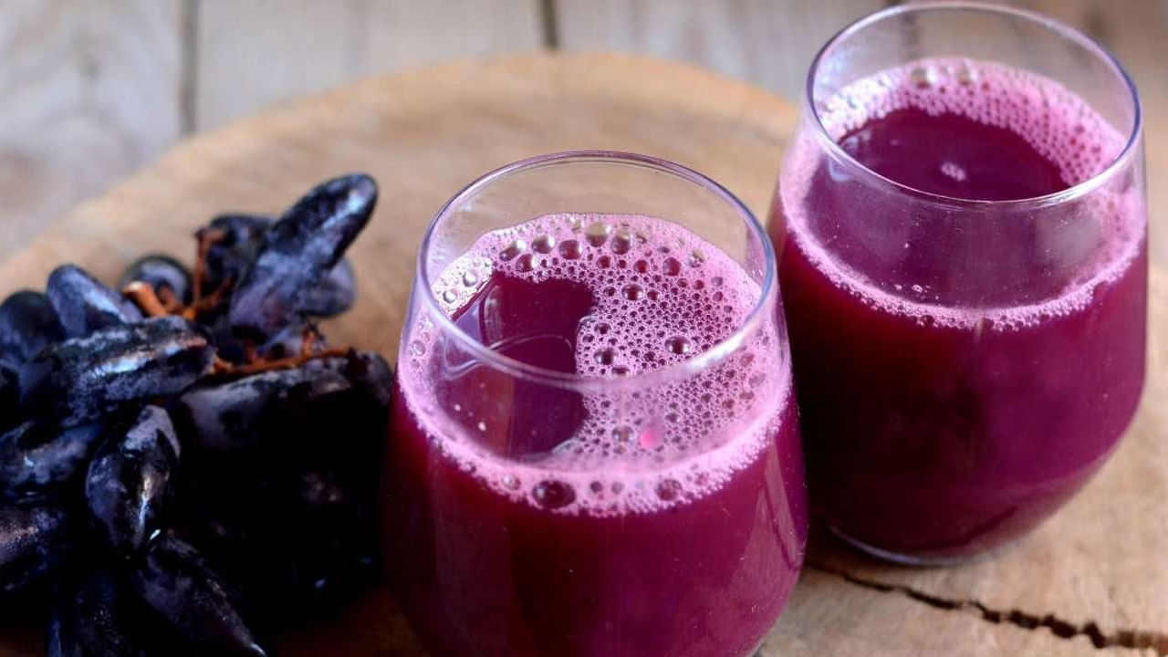 నల్ల ద్రాక్ష గురించి ప్రత్యేకమైన పరిచయాలు అవసరం లేదు. వీటి గురించి చాలా మందికి తెలుసు. ద్రాక్షలో చాలా రకాలు ఉంటాయి. కానీ ఎక్కువగా అందరూ పచ్చ రంగు ద్రాక్షనే తినేందుకు ఆసక్తి చూపిస్తారు. నల్ల ద్రాక్ష పుల్లగా ఉంటుందని పెద్దగా తినరు. కానీ వీటితో ఉండే లాభాలు అన్నీ ఇన్నీ కావు. నల్ల ద్రాక్షతోనే కాదు వీటి రసం తీసుకోవడం వల్ల మరిన్ని హెల్త్ బెనిఫిట్స్ ఉన్నాయని ఆరోగ్య నిపుణులు అంటున్నారు.