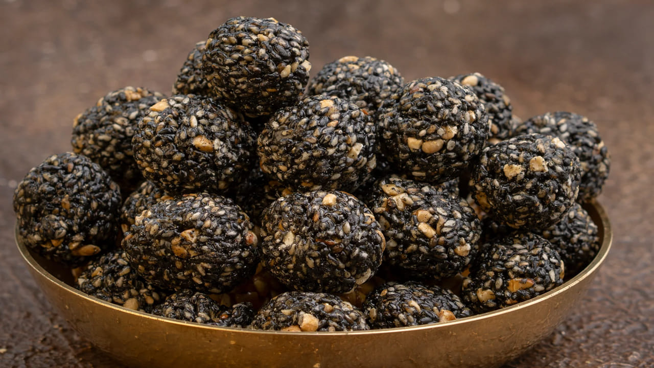 వినాయక చవితి, నవరాత్రులు గడిచాయంటే వచ్చేది పితృపక్షం. ఈ 16 రోజుల కాలంలో చనిపోయిన పూర్వీకులను పూజిస్తారు. నల్ల నువ్వులతో నీళ్లను సమర్పిస్తారు. నల్ల నువ్వులను ప్రసాదంగా కూడా తింటూ ఉంటారు. అయితే, నల్ల నువ్వులు తినటం వల్ల మనలో రోగనిరోధక శక్తిని బలోపేతం చేసి సీజనల్ వ్యాధుల నుంచి రక్షిస్తాయని ఆయుర్వేద ఆరోగ్య నిపుణులు చెబుతున్నారు. 