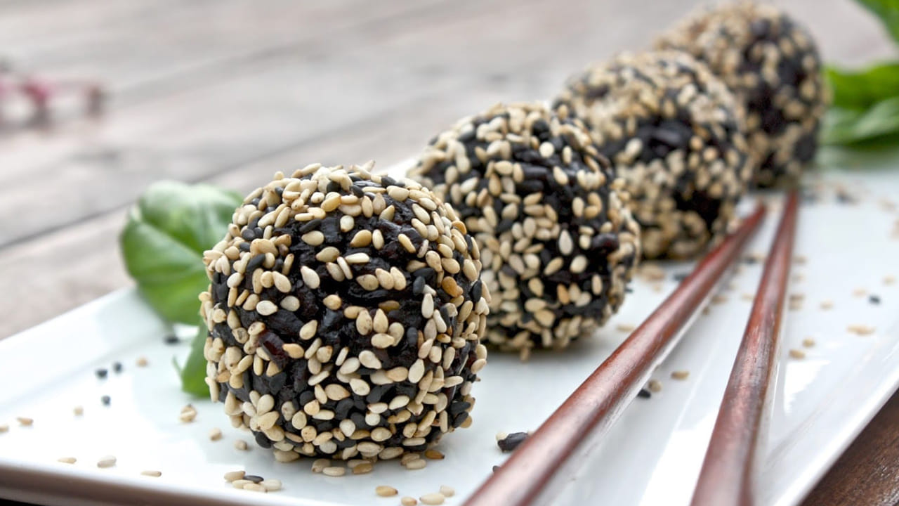 నల్ల నువ్వుల్లో మెగ్నీషియం, విటమిన్ బీ6 వంటి అనేక పోషకాలు ఉంటాయి. ఇవి మెదడు ఆరోగ్యాన్ని మెరుగు పరచడంలో సహకరిస్తాయి. నల్ల నువ్వుల నూనె చర్మాన్ని హైడ్రేట్ చేసి పోషణ అందిస్తుంది. నల్ల నువ్వులు తరచూ చర్మంపై ఉపయోగిస్తే మచ్చలు, ముడతల తొలగిస్తుంది.