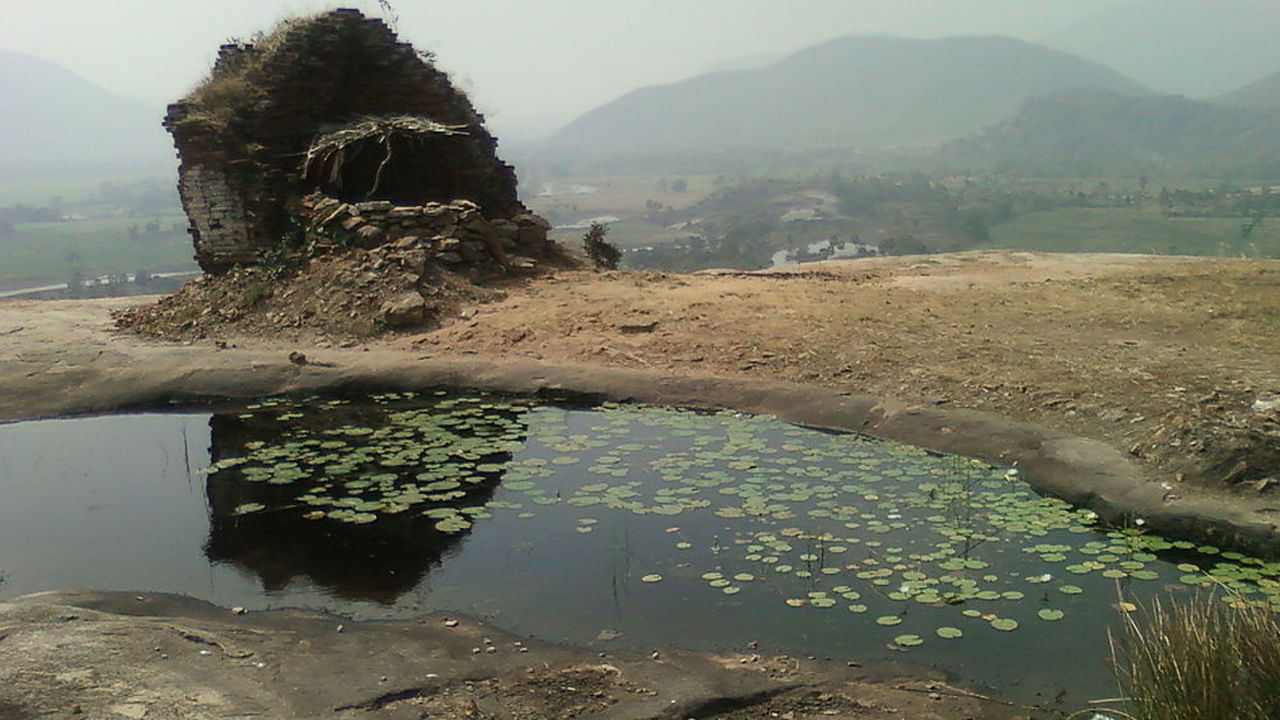 సీతమ్మవారి వనవాసానికి సంబంధించిన కథనాలు కూడా ఈ కొండతో అనుసంధానమై ఉన్నాయి. సీతమ్మవారు లవకుశులను ఇక్కడ ఆడించినట్లుగా చెబుతారు. కొండ కింద, సీతమ్మవారి పురుటి మంచానికి సంబంధించినట్లు చెప్పబడే ప్రదేశం ఉంది. రాళ్ళ నుండి ఇంగువ వాసన వస్తుందని కూడా చెబుతారు.