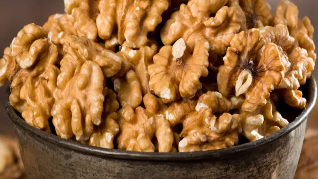 ప్రజల ఆరోగ్యాన్ని కాపాడే ఆహారాల్లో వాల్నట్స్ కూడా ఒకటి. వాల్నట్స్ను నిత్యం ఆరోగ్యంలో భాగం చేసుకుంటే చెడు కొలెస్ట్రాల్కు అడ్డుకట్ట వేయవచ్చని పరిశోధకులు చెబుతున్నారు. దాదాపు 600కిపైగా మందిని పరిగణలోకి తీసుకొని మరీ శాస్త్రవేత్తలు ఈ నిర్ణయానికి వచ్చారు. వాల్నట్స్ తినడం వల్ల ఎలాంటి ప్రయోజనాలు కలుగుతాయో ఇప్పుడు తెలుసుకుందాం.