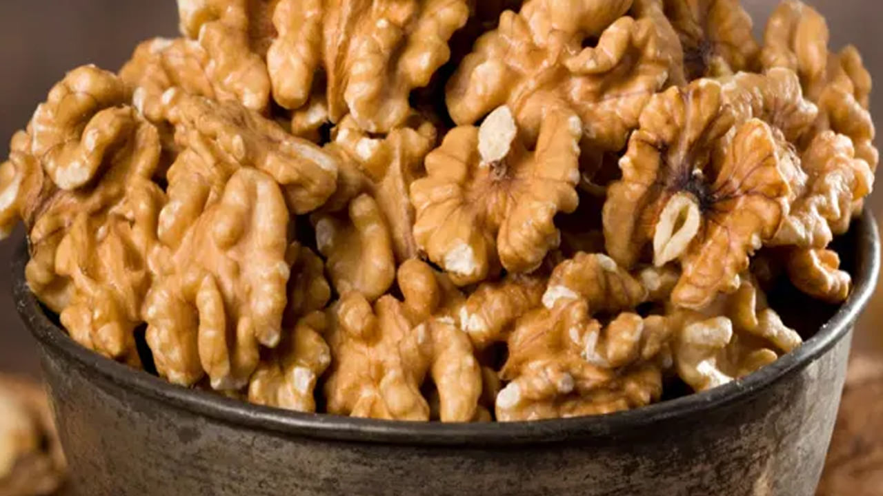 ప్రజల ఆరోగ్యాన్ని కాపాడే ఆహారాల్లో వాల్నట్స్ కూడా ఒకటి. వాల్నట్స్ను నిత్యం ఆరోగ్యంలో భాగం చేసుకుంటే చెడు కొలెస్ట్రాల్కు అడ్డుకట్ట వేయవచ్చని పరిశోధకులు చెబుతున్నారు. దాదాపు 600కిపైగా మందిని పరిగణలోకి తీసుకొని మరీ శాస్త్రవేత్తలు ఈ నిర్ణయానికి వచ్చారు. వాల్నట్స్ తినడం వల్ల ఎలాంటి ప్రయోజనాలు కలుగుతాయో ఇప్పుడు తెలుసుకుందాం.
