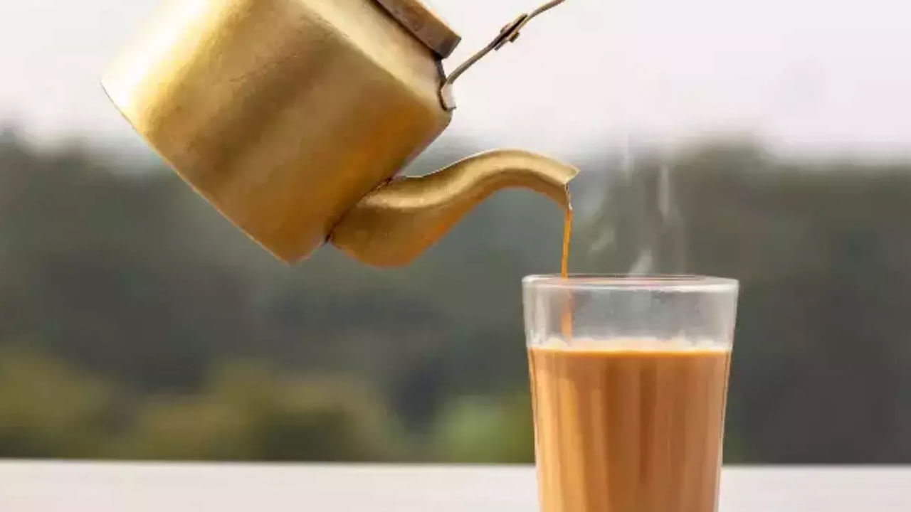 పాలతో చేసిన టీ తాగకపోవడం వల్ల జీర్ణక్రియ మెరుగుపడుతుంది. మిల్క్ టీలో ఉండే కెఫిన్, టానిన్లు జీర్ణ ప్రక్రియను నెమ్మదించేలా చేస్తాయి. ఇది అసిడిటీ సమస్యలను కలిగిస్తుంది. అదే టీ తాగడం మానేస్తే, జీర్ణక్రియ మెరుగుపడి అసిడిటీ సమస్య తొలగిపోతుంది.