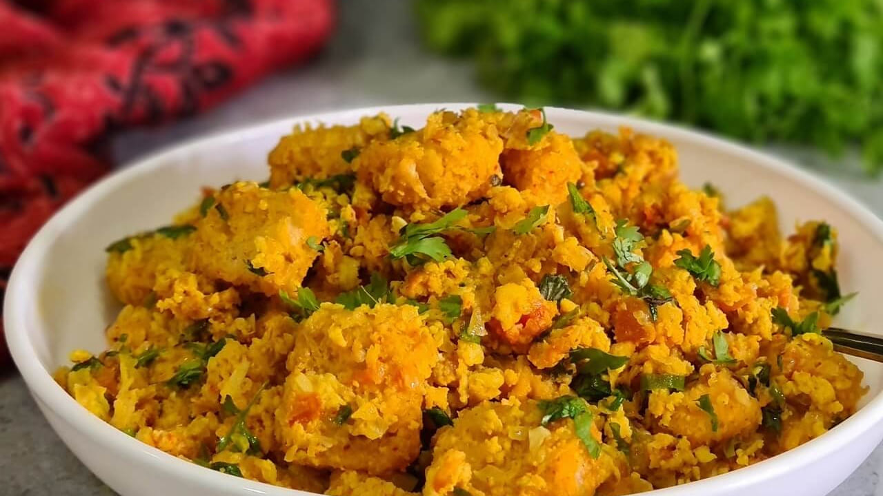 బ్రెడ్ మసాలాకు తయారీకి కావాల్సిన పదార్థాలు విషయానికి వస్తే బ్రెడ్, అల్లం వెల్లుల్లి పేస్ట్, ఉల్లిపాయ, పచ్చి మిర్చి, టమాటా, కారం, పసుపు, ఉప్పు, జీలకర్ర పొడి, కసూరి మేతి, గరం మసాలా, కొత్తిమీర తరుగు, నిమ్మరసం, ఆయిల్ లేదా బటర్.