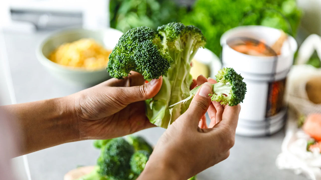 బ్రోకలీలో సల్ఫోరాఫేన్ వంటి యాంటీ ఆక్సిడెంట్లు ఉంటాయి. ఇవి ఫ్రీ రాడికల్స్ వల్ల కలిగే నష్టం నుండి శరీర కణాలను రక్షించడంలో సహాయపడతాయి.  దీర్ఘకాలిక వ్యాధుల ప్రమాదాన్ని తగ్గిస్తాయి. బ్రోకలీలో ఉన్న సల్ఫోరాఫేన్‌ అనేది శరీరాన్ని డిటాక్స్‌ చేయడానికి తోడ్పడుతుంది. మరిన్ని ఆరోగ్య ప్రయోజనాలు కూడా అందుతాయి.