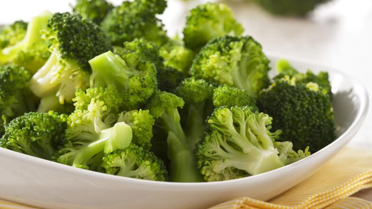 బ్రోకలీని తింటే చర్మానికి చాలా మంచిది. చర్మాన్ని ఆరోగ్యంగా, కాంతివంతంగా ఉంచుతుంది. దీనికి కారణం బ్రకోలీ కొల్లాజెన్ ఉత్పత్తిని పెంచి వృద్ధాప్య ఛాయల్ని దూరం చేస్తుంది. ఈ కూరగాయలో నీటి శాతం ఎక్కువగా ఉంటుంది. దాదాపు ఇందులో 92 శాతం నీరు ఉంటుంది. దీనిని తీసుకోవడం వల్ల శరీరం హైడ్రేట్ అవుతుంది. 