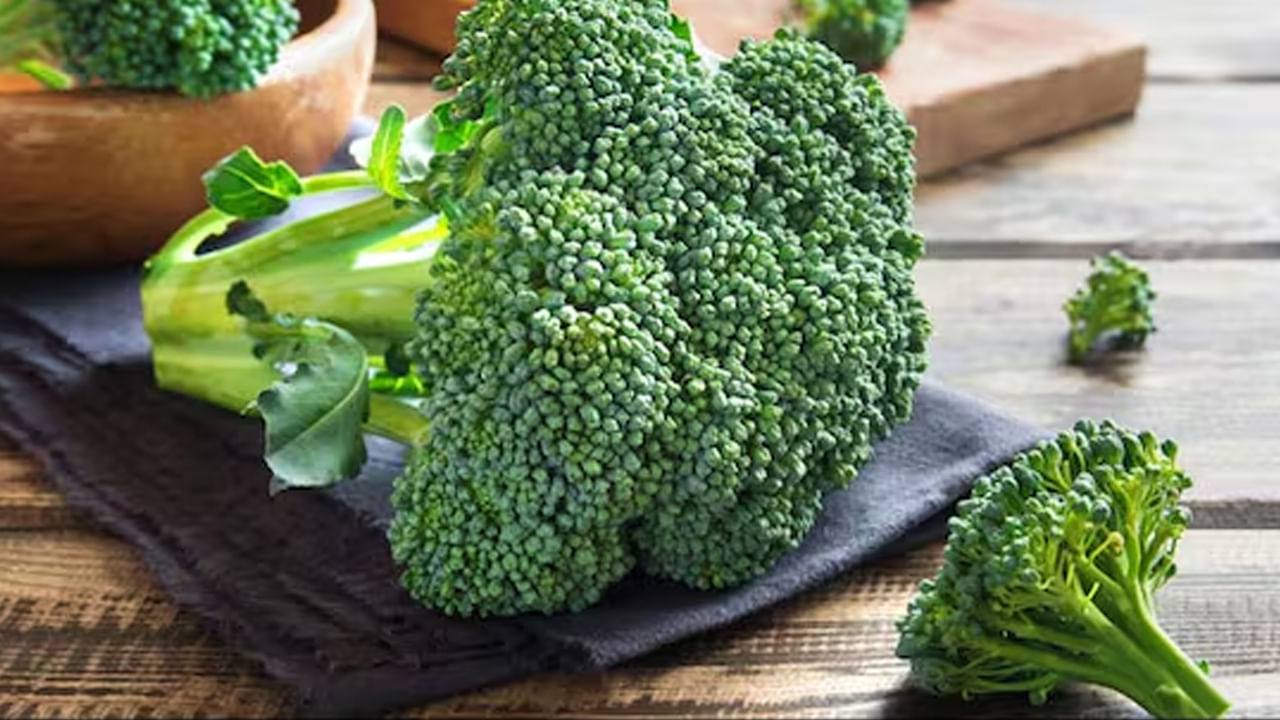 బ్రోకలీలో  ఫోలేట్, పొటాషియం, మాంగనీసు లాంటివీ పుష్కలంగా ఉంటాయి. ఇవి కూడా మన రోగ నిరోధక వ్యవస్థను బలోపేతం చేస్తాయి. ఎముకలు బలంగా ఉండాలంటే కాల్షియం అవసరం. కాల్షియంని ఇవి బాగా శోషించుకోవాలంటే కే విటమిన్‌ ఉండాలి. ఇవి రెండూ బ్రోకలీలో పుష్కలంగా ఉంటాయి. 