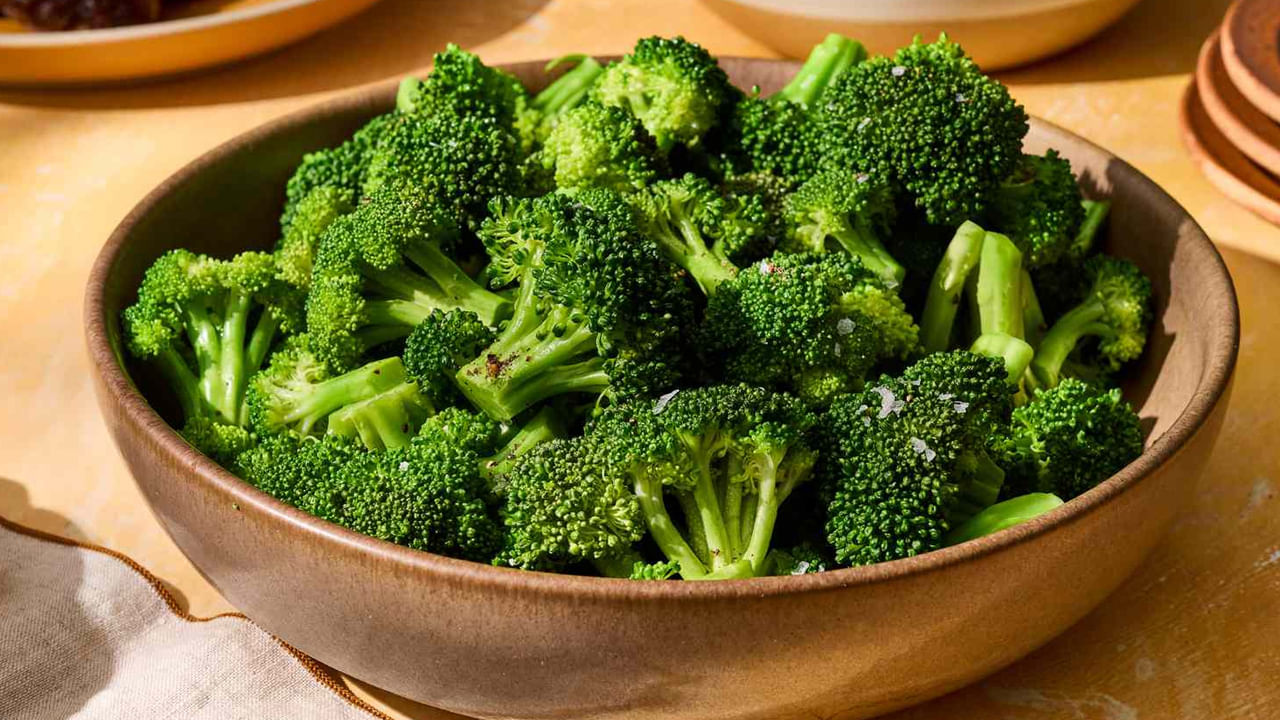 అలాగే గర్భిణీలు అధిక మొత్తంలో బ్రోకలీ తినకూడదు. బ్రోకలీ తక్కువ మొత్తంలో తీసుకుంటేనే గర్భిణీలకు ప్రయోజనకరంగా ఉంటుంది. కానీ ఎక్కువగా తీసుకోవడం వల్ల జీర్ణవ్యవస్థపై ఒత్తిడి పెరుగుతుంది.