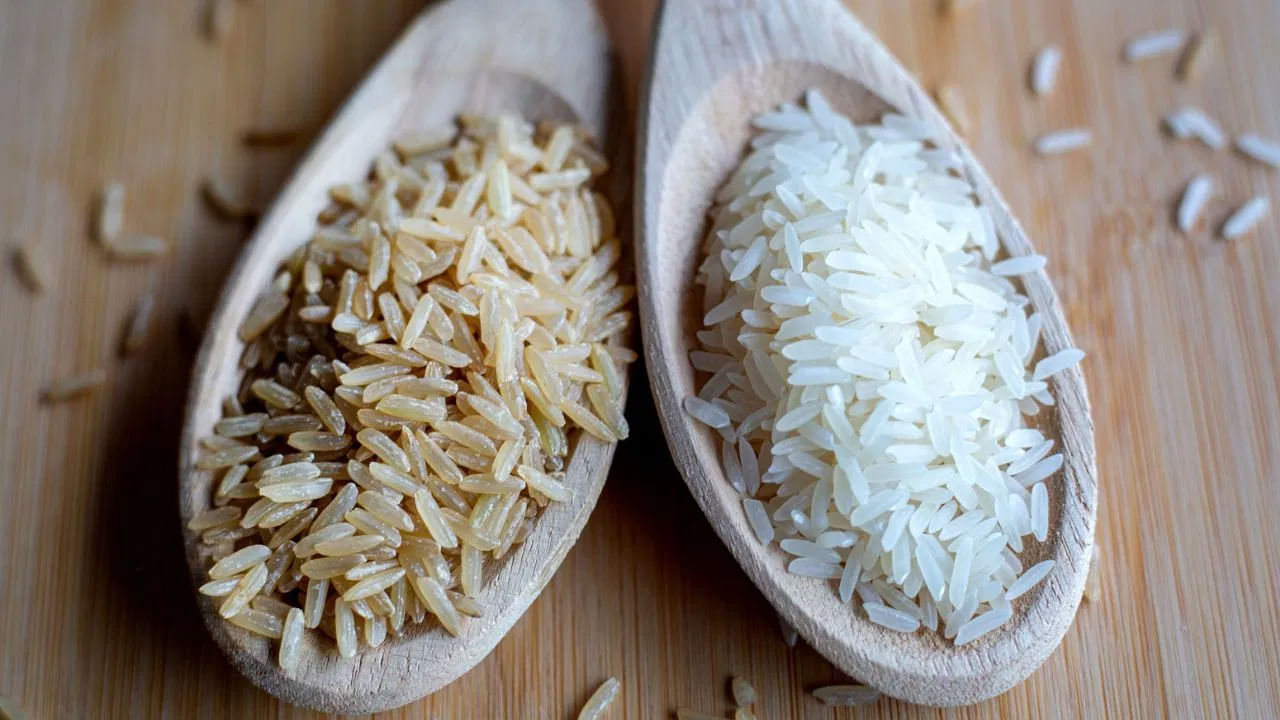 Health Tips: వైట్ రైస్ Vs బ్రౌన్ రైస్.. రెండింటిలో ఏది మంచిది..? ఎవరు ఏది తినాలి..? Health Tips: వైట్ రైస్ Vs బ్రౌన్ రైస్.. రెండింటిలో ఏది మంచిది..? ఎవరు ఏది తినాలి..?