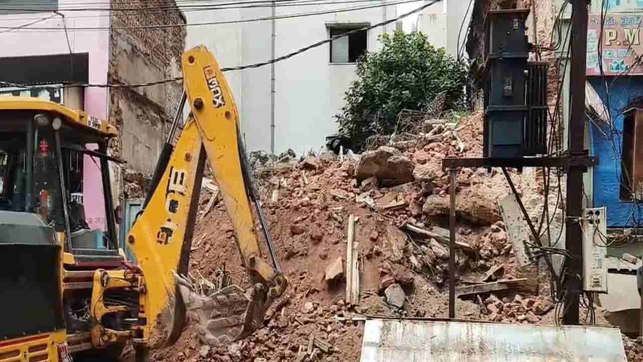 Hyderabad: చూస్తుండగానే.. కుప్పకూలిన పురాతన భవనం.. రెప్పపాటులో తప్పిన ప్రమాదం