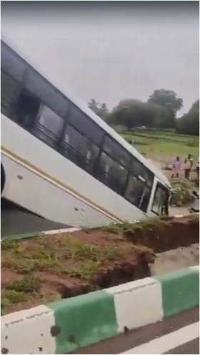 భారీ వరద ఉద్ధృతి.. భూత్పూర్ వద్ద బస్సుకు తృటిలో..