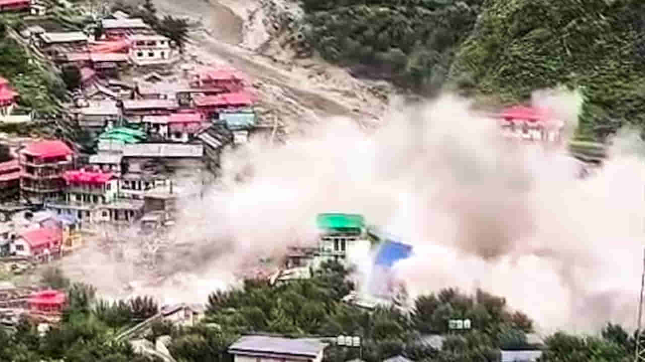 క్లౌడ్ బరస్ట్.. తృటిలో తప్పించుకున్న బస్సు.. ఈ ఘటన చూస్తే భూమ్మీద నూకలు ఇంకా మిగిలి ఉన్నాయనేది నిజమే!