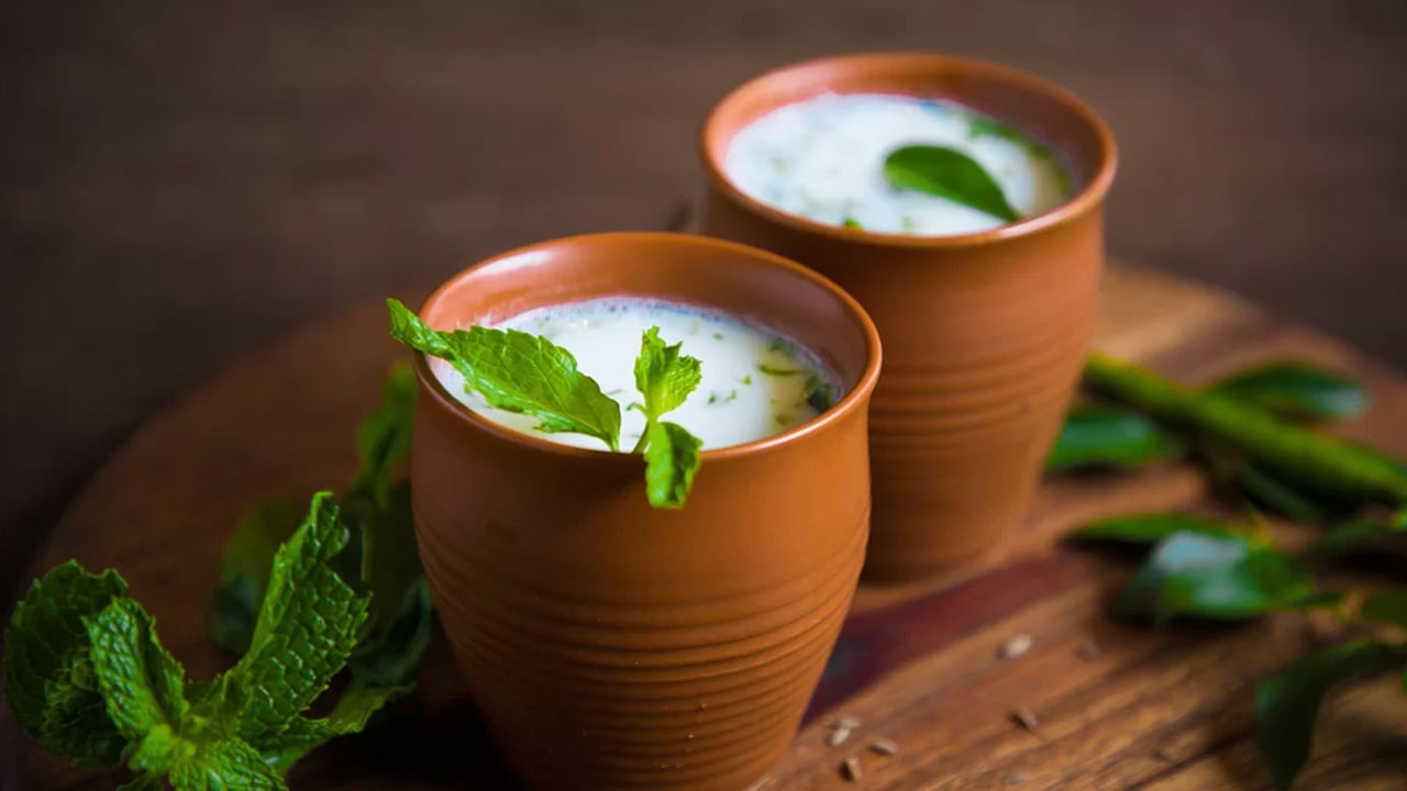 మజ్జిగ: వేసవిలో మజ్జిగ శరీరాన్ని చల్లబరిచేలా చేస్తుంది. గ్యాస్ట్రిక్ సమస్యలు ఉన్నవారు మజ్జిగ తాగుతే చాలామంచిది. మజ్జిగలో లాక్టిక్ యాసిడ్ కంటెంట్ పుష్కలంగా ఉంటుంది.. ఇది గ్యాస్ట్రిక్ సమస్యను తగ్గిస్తుంది.