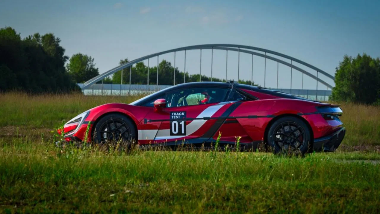 Electric Car: ఎలక్ట్రిక్ కార్ల ప్రపంచంలో చైనీస్ ఆటోమేకర్ BYD (బిల్డ్ యువర్ డ్రీమ్స్) మరోసారి చరిత్ర సృష్టించింది. కంపెనీ యాంగ్వాంగ్ U9 ట్రాక్ ఎడిషన్ హైపర్‌కార్ ప్రస్తుతానికి ఏ ఎలక్ట్రిక్ కారు కూడా బద్దలు కొట్టలేని రికార్డును సృష్టించింది. ఈ కారు గంటకు 472.41 కి.మీ. గరిష్ట వేగాన్ని సాధించింది. అలాగే జూలై 2025లో గంటకు 431.45 కి.మీ. గరిష్ట వేగాన్ని నమోదు చేసిన రిమాక్ నెవెరా R రికార్డును బద్దలు కొట్టింది.