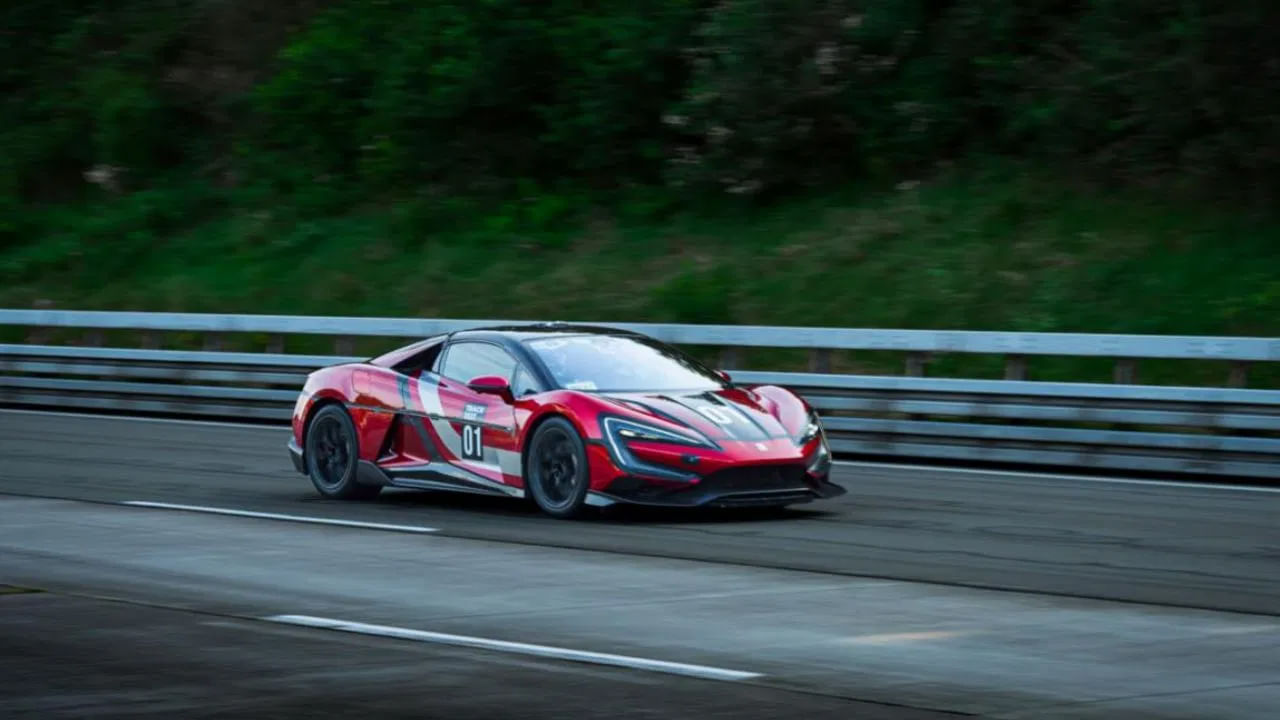 ఈ స్పీడ్ రికార్డ్ జర్మనీలోని ఆటోమోటివ్ టెస్టింగ్ పాపెన్‌బర్గ్ (ATP) ట్రాక్‌లో జరిగింది. కొన్ని నెలల క్రితం రిమాక్ నెవెరా R తన రికార్డులను నెలకొల్పిన ప్రదేశం ఇదే. ఇప్పుడు BYD యాంగ్వాంగ్ U9 ట్రాక్ ఎడిషన్ అదే మైదానంలో గెలిచి ప్రపంచంలోనే అత్యంత వేగవంతమైన ఎలక్ట్రిక్ కారు టైటిల్‌ను గెలుచుకుంది.