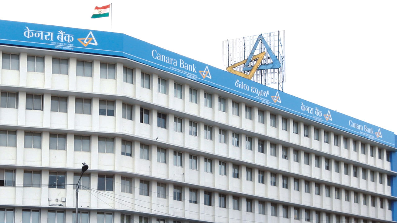 ప్రభుత్వ రంగ బ్యాంకుల్లో ఒకటైన కెనరా బ్యాంకు పిక్స్డ్ డిపాజిట్ తో పాటు, సేవింగ్స్ అకౌంట్ వడ్డీ రేట్లను సవరించింది. కొత్త రేట్లు ఆగస్టు 8 నుంచి అమల్లోకి వచ్చినట్లు బ్యాంకు అధికారిక ప్రకటనలో వెల్లడించింది. రూ.3 కోట్ల లోపు ఎఫ్డీలకు ఈ రేట్లు వర్తిస్తాయి. వడ్డీ రేట్లను సవరించిన తర్వాత కెనరా బ్యాంకులో ఫిక్స్డ్ డిపాజిట్ వడ్డీ రేట్లు సాధారణ పౌరులకు 3.25 శాతం నుంచి 6.5 శాతం మధ్య ఉన్నాయి. సీనియర్ సిటిజన్లకు అయితే 3.25 శాతం నుంచి 7 శాతం మధ్య ఉన్నాయి.