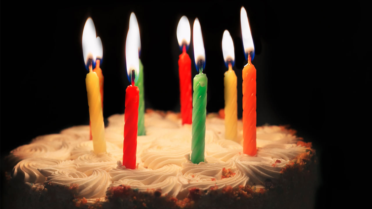 అయితే అసలు విషయం ఇక్కడే ఉంది. గ్రీకులు తమ ఆరాద దైవానికి నైవేద్యం సమర్పించి, దేవతలను ప్రార్థించిన తర్వాత, కేకుపై ఉన్న కొవ్వత్తులను వారు ఆర్పేసేవారు. ఆ కొవ్వత్తుల నుంచి వచ్చే పొగ వారు కోరుకునే కోరికలను దేవతలకు చేరవేస్తుందని వారంతా నమ్మేవారు. పుట్టిన రోజు నాడు కూడా వేడుక జరుపుకునే కేక్ కట్ చేసి క్యాండిల్‌ను ఆర్పి తమ కోరికలను దేవతలకు తెలియజేవారు.   