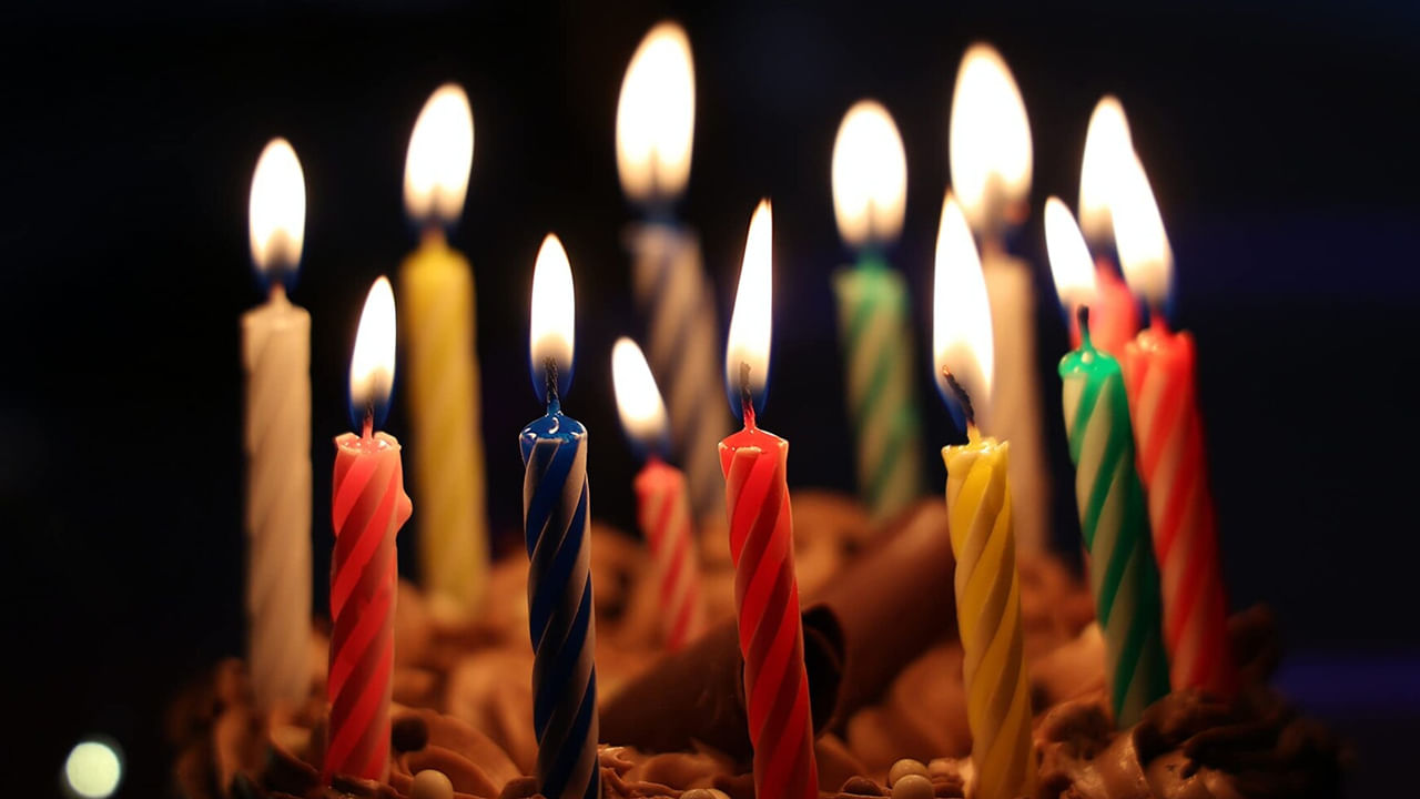 కేక్ కట్ చేసి సంప్రదాయం జర్మనీ నుంచి వస్తే.. పుట్టినరోజు నాడు ఈ కొవ్వొత్తులను వెలిగించే ఆచారం మాత్రం గ్రీస్‌ నుంచి ఉద్భవించినట్టు తెలుస్తోంది. గ్రీకులు తమ ఇష్టదైవమైన ఆర్టెమిస్ దేవతను ఎక్కువగా పూజించేవారు. ఈ క్రమంలో ఆమెకు నైవేద్యాలు సమర్పించడానికి వారు గుండ్రిని కేసుపై వెలిగించిన కొవ్వొత్తులను ఉపయోగించేవారు. 