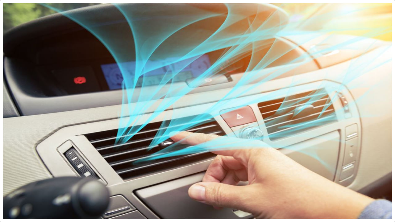 Auto Tips: కార్ డ్రైవర్లు సాధారణంగా వేసవిలో ఏసీని ఉపయోగిస్తారు. ఈ రోజుల్లో చాలా మంది దీనిని వర్షాకాలం, చలికాలంలో కూడా ఉపయోగిస్తున్నారు. అయితే ఒక గంట పాటు ఏసీ వాడితే కారులో ఎంత ఇంధనం ఖర్చవుతుందో తెలుసా?. ఈ రోజుల్లో ఇంధన ధరలు చాలా ఎక్కువగా ఉన్నాయి. అటువంటి పరిస్థితిలో కారు ఏసీ ఎంత ఇంధనాన్ని వినియోగిస్తుందో తెలుసుకోవడం చాలా ముఖ్యం. కారు ఏసీని ఎక్కువ సేపు నడపడం వల్ల కారు మైలేజీపై కూడా ప్రభావం పడుతుంది.