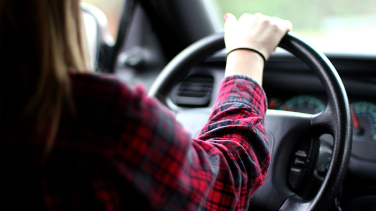 ఒకే మోడల్ కార్లు అనేక దేశాల్లో కనిపిస్తూ ఉంటాయి. అయితే వాటి స్టీరింగ్ వీల్స్ కొన్నిచోట్ల కుడి వైపు ఉంటే, కొన్నిచోట్ల ఎడమ వైపు ఉంటుంది. మరీ ఇలా ఎందుకు ఉంటుందని ఎప్పుడైనా ఆలోచించారా? అమెరికా సహా అనేక ఐరోపా దేశాల్లో వాహనాల స్టీరింగ్ వీల్స్ ఎడమ వైపు ఉంటాయి. కానీ భారతదేశంలో మాత్రం స్టీరింగ్ వీల్స్ కుడి వైపు ఉంటాయి. ఎడమ వైపు డ్రైవింగ్ చేస్తారు. దీనికి కొన్ని కారణాలు ఉన్నాయి.