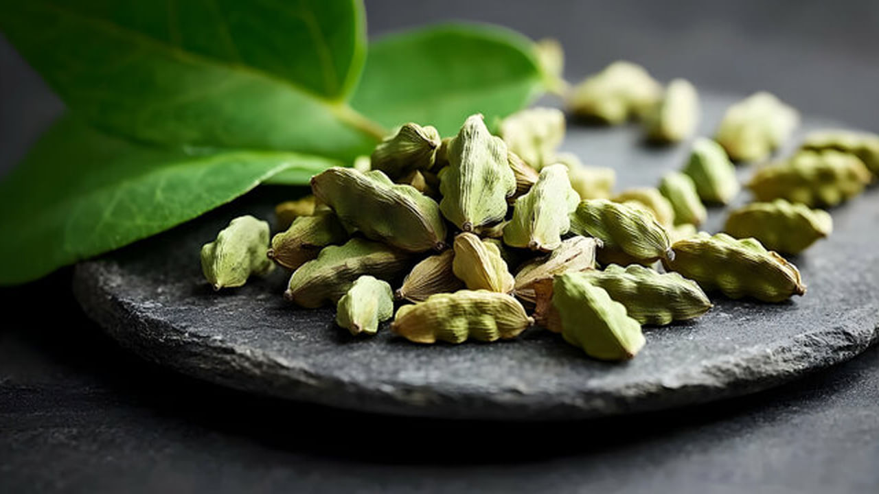 Cardamom Benefits: ఖాళీ కడుపుతో యాలకులు వాడుతున్నారా..? ఎలా తిన్నాసరే.. శరీరంలో జరిగేది ఇదే..!