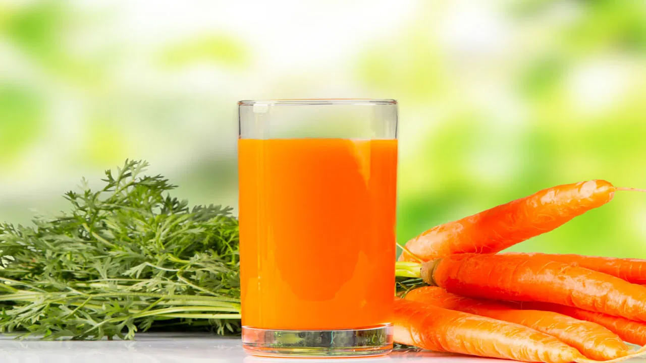 క్యారెట్లో విటమిన్ ఏ, కెరోటిన్, ఖనిజాలు, యాంటీ ఆక్సిడెంట్స్, పుష్కలంగా ఉంటాయి. అందువలన దీనిని తీసుకోవడం వలన ఇది శరీరానికి చాలా మేలు చేస్తుందని చెబుతున్నారు ఆరోగ్య నిపుణులు. అయితే వర్షాకాలంలో అనేక వైరల్ ఇన్ఫెక్షన్స్ అటాక్ చేస్తుంటాయి. అంతే కాకుండా రోగనిరోధక శక్తి కూడా పూర్తిగా తగ్గిపోతుంది.అందువలన ఇలాంటి సమయంలో మంచి ఆహారం తీసుకోవాలని సూచిస్తారు ఆరోగ్య నిపుణులు.