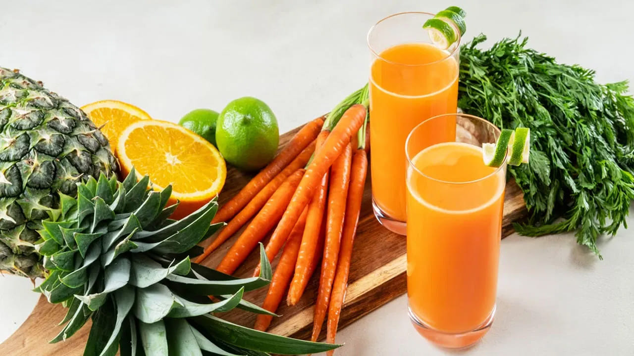 ఇలాంటి సమయంలో క్యారెట్ జ్యూస్ శరీరానికి అద్భుతంగా పని చేస్తుందంట. ఇద గుండె ఆరోగ్యాన్ని మెరుగు పరచడమే కాకుండా, చర్మ సమస్యల నుంచి కాపాడుతుందంట. అంతే కాకుండా వర్షాకాలంలో ప్రతి రోజూ ఉదయం క్యారెట్ జ్యూస్ తాగడం వలన అనేక ఆరోగ్య ప్రయోజనాలు ఉన్నాయంటున్నారు వైద్యులు. కాగా, అవి ఏవో ఇప్పుడు పూర్తిగా తెలుసుకుందాం.