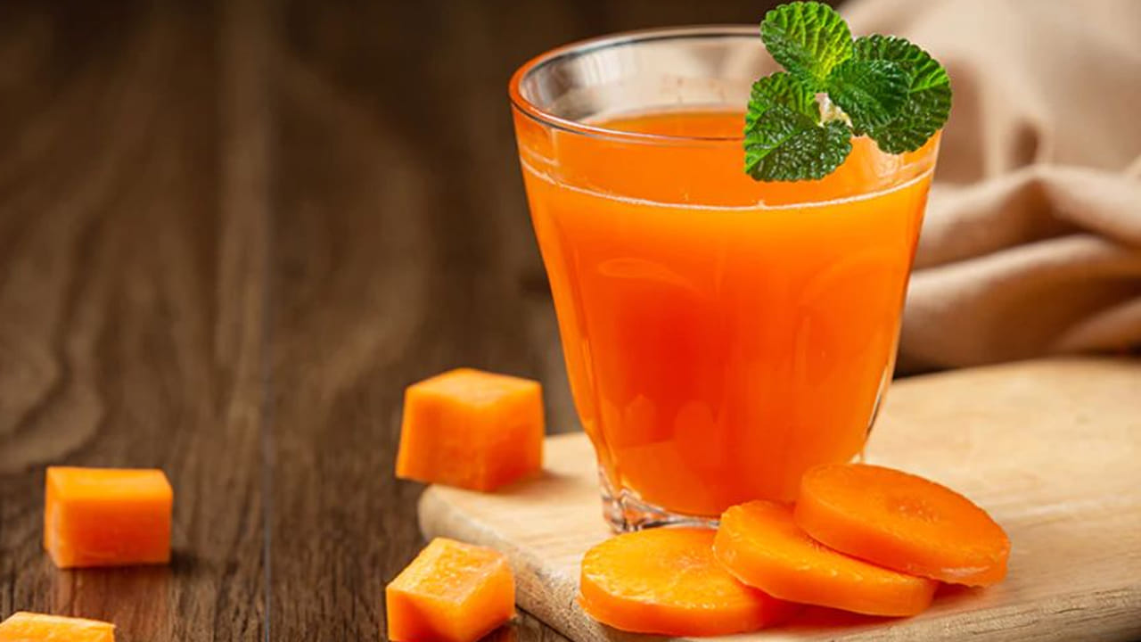 క్యారెట్స్లో విటమిన్ ఏ పుష్కలంగా ఉంటుంది. అందువలన దీనిని ప్రతి రోజూ తీసుకోవడం వలన ఇది కంటి ఆరోగ్యాన్ని కాపాడుతుందంట. మరీ ముఖ్యంగా కటి దృష్టిమెరుగు పరచడంలో కీలక పాత్రపోషిస్తుందంట. అంతే కాకుండా క్యారెట్ జ్యూస్ రోజూ తాగడం వలన ఇది కాలేయ పనితీరును మెరుు పరుస్తుందంట. కాలేయాన్ని శుభ్రపరిచి, శరీరం నుంచి చెడు బ్యాక్టీరియాను బయటకు పంపించేస్తుందంట.