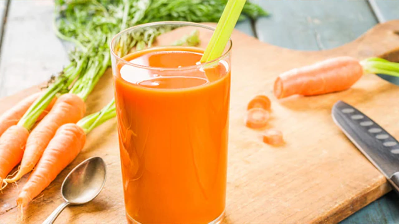 అలాగే ప్రతి రోజూ క్యారట్ జ్యూస్ తాగడం వలన ఇందులో ఉండే యాంటీ ఆక్సిడెంట్స్ రోగనిరోధక శక్తిని పెంచి, వైరల్ ఇన్ఫెక్షన్స్తో పోరాడే శక్తిని ఇస్తాయంట. అలా జీర్ణక్రియను మెరుగు పరిచి, మలబద్ధకం వంటి సమస్యల నుంచి బయటపడేలా చేస్తుందని చెబుతున్నారు ఆరోగ్య నిపుణులు.