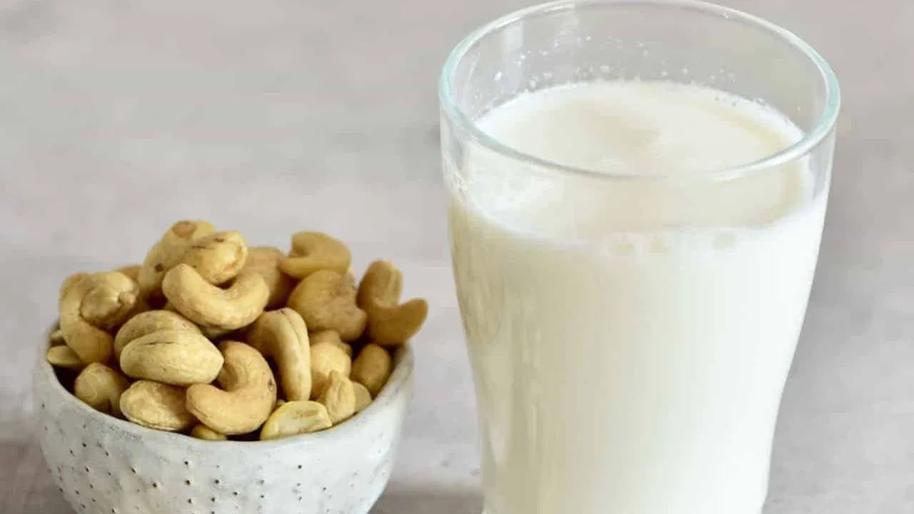 జీడీపప్పు పాలు తయారీ విధానం: ముందుగా జీడిపప్పును పాన్‌లో వేసి దోరగా వేయించుకోవాలి. అవి చల్లారక మిక్సీ గిన్నెలో వేసుకుని తగనని నీళ్లు చేసుకుని మెత్తగా పేస్ట్‌లా గ్రైండ్ చేసుకోవాలి. తర్వాత దాన్ని మెత్తటి క్లాత్‌లో కి మార్చుకుని తగనన్ని నీళ్లు పోసుకుంటూ వడకట్టుకుంటే జీడిపప్పు పాలు రెడీ అయిపోతుంది. ఈ పాలన డైరీ పాలలానే టీ, కాఫీ, ఫుడ్ ప్రొడక్ట్స్ లో కూడా వాడుకోవచ్చని ఆహార నిపుణులు చెబుతున్నారు. అలాగే జీడిపప్పు పాల వల్ల కలిగే ఆహార ప్రయోజనాలను తెలుసుకుందాం.