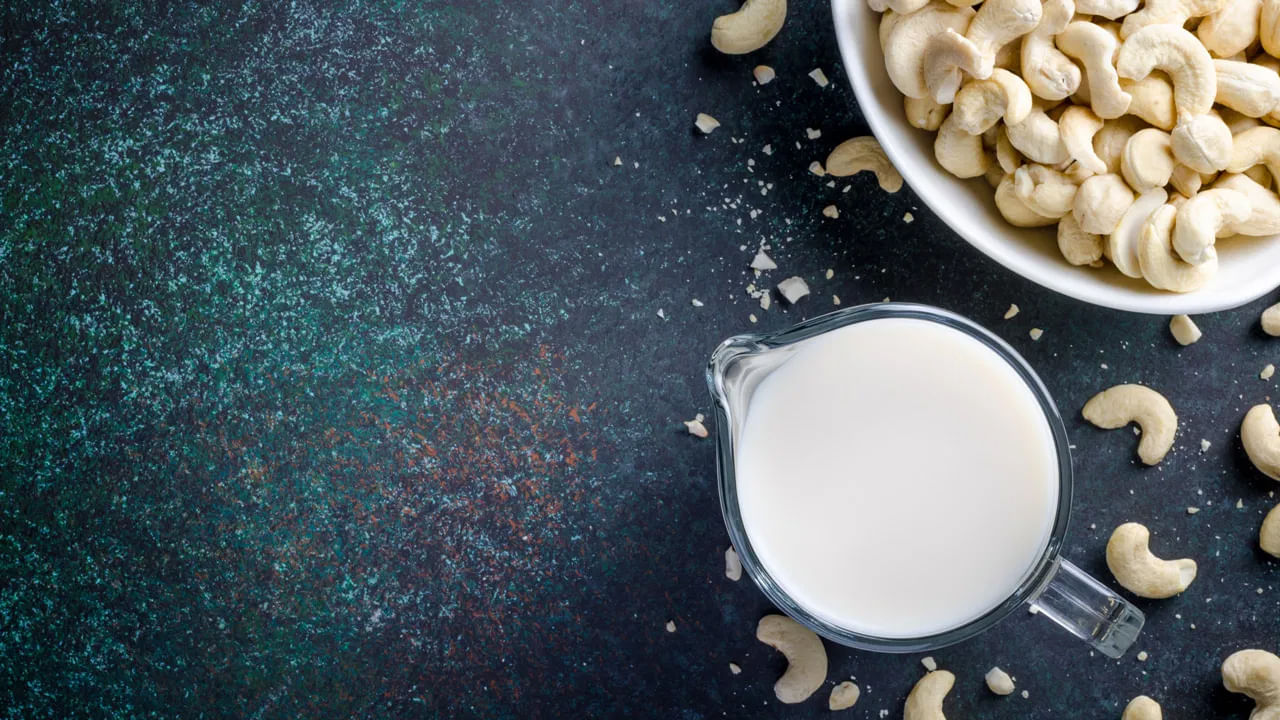 బరువు తగ్గుదల: జీడిపప్పు ఎక్కువగా తీసుకుంటే బరువు పెరుగుతారు. పరిమితంగా తింటే బరువు తగ్గేందుకు దోహదపడుతుంది. కొలెస్ట్రాల్‌ను తగ్గించేందుకు.. మీ గుండెను ఆరోగ్యంగా ఉంచేందుకు సహాయపడే ప్రయోజనకరమైన కొవ్వులను ఇది అందిస్తుంది. అలాగే జీడిపప్పు పాలలో ఎల్-అర్జినైన్‌తో సహా మొక్కల ఆధారిత ప్రొటీన్లు పుష్కలంగా ఉంటాయి. ఇది వాస్కులర్ సర్క్యులేషన్, రియాక్టివిటీని మెరుగుపరుస్తుంది.