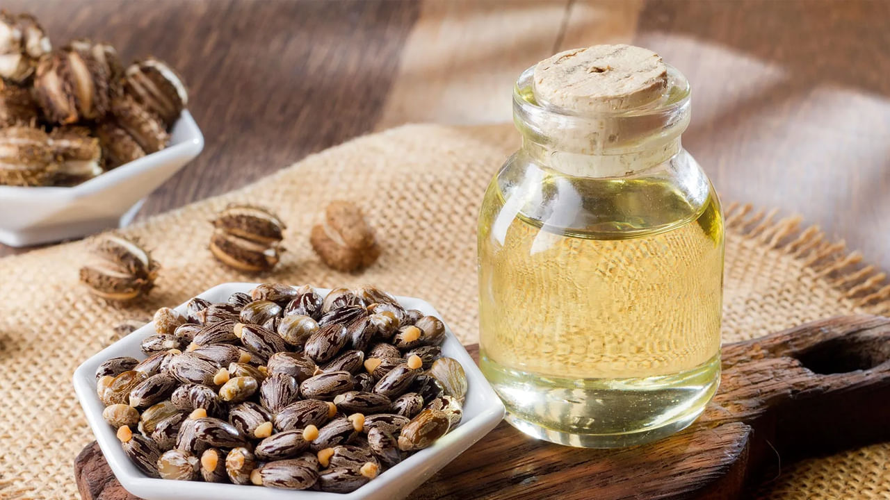 ఆముదం నూనెలో యాంటీ బాక్టీరియల్, మాయిశ్చరైజింగ్ లక్షణాలు ఉన్నాయి. ఆధునిక జీవనశైలిలో, జుట్టు రాలడం, అకాల వృద్ధాప్యం వంటి అనేక రకాల సమస్యలతో ప్రజలు ఇబ్బంది పడుతున్నారు. ఇటువంటి వారికి ఆముదం నూనే గొప్పగా పనిచేస్తుంది. ఇందులో రిసినోలిక్ ఆమ్లం అనే కొవ్వు ఆమ్లం ఉంటుంది. ఇది యాంటీ ఇన్ఫ్లమేటరీ, నొప్పి నివారిణిగా పనిచేస్తుంది.