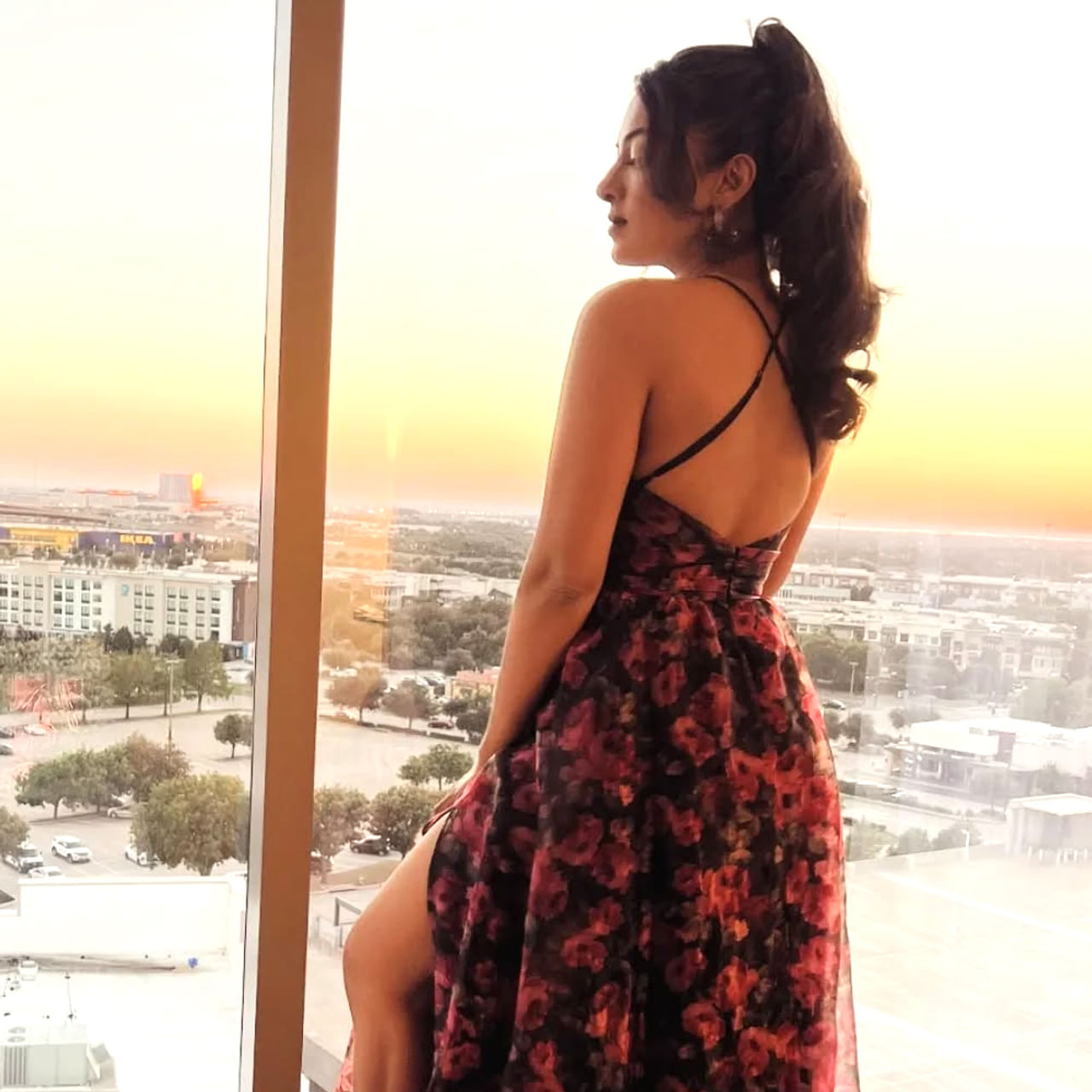 అందంలో అప్సరస ఈ అమ్మడు. తెలుగులో దాదాపు 17 సినిమాలు చేసింది. అందులో చాలా వరకు సూపర్ హిట్స్ అయ్యాయి. అయినప్పటికీ స్టార్ డమ్ మాత్రం రాలేదు. ఇంతకీ ఈ అమ్మడు ఎవరో గుర్తుపట్టారా.. ? తెలుగులో స్టార్ హీరోస్ అందరి సరసన నటించి మెప్పించింది. 