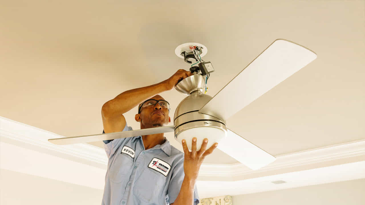 Ceiling Fan: భారతదేశంలో ప్రతి ఒక్కరి ఇళ్లలో సిలింగ్ ఫ్యాన్లు ఉంటాయి. ఉన్నత వర్గాల వారు మాత్రం ఏసీలు వాడుతుంటారు. అయితే ప్రతి ఒక్కరి నిరుపేద ఇండ్లలో ఉండేది సిలింగ్ ఫ్యాన్. అయితే కొన్ని సార్లు ఫ్యాన్ గాలి సరిగ్గా రాదు. ఏదో చిన్నపాటి సమస్య ఉన్నప్పటికీ దానిని పెద్దగా పట్టించుకోకుండా ఉంటారు. దీని వల్ల ప్యాన్ గాలి సరిగ్గా రాదు. అన్ని మూలాలకు చేరదు. కొంతమంది తమ ఇళ్లలో ఎయిర్ కండిషనర్లు ఏర్పాటు చేసుకోవాలని కూడా ఆలోచిస్తున్నారు. కొందరు కూలర్ల కోసం ఏర్పాట్లు చేస్తున్నారు. కానీ చాలామంది సీలింగ్ ఫ్యాన్తోనే సరిపెట్టుకోవాలని ఆలోచిస్తుంటారు. మీ గదిలో ఫ్యాన్ మాత్రమే ఉంటే మీరు వేడిని నివారించవచ్చు. మీరు ఫ్యాన్ గాలిని AC లాగా చల్లగా మార్చుకోవచ్చు.