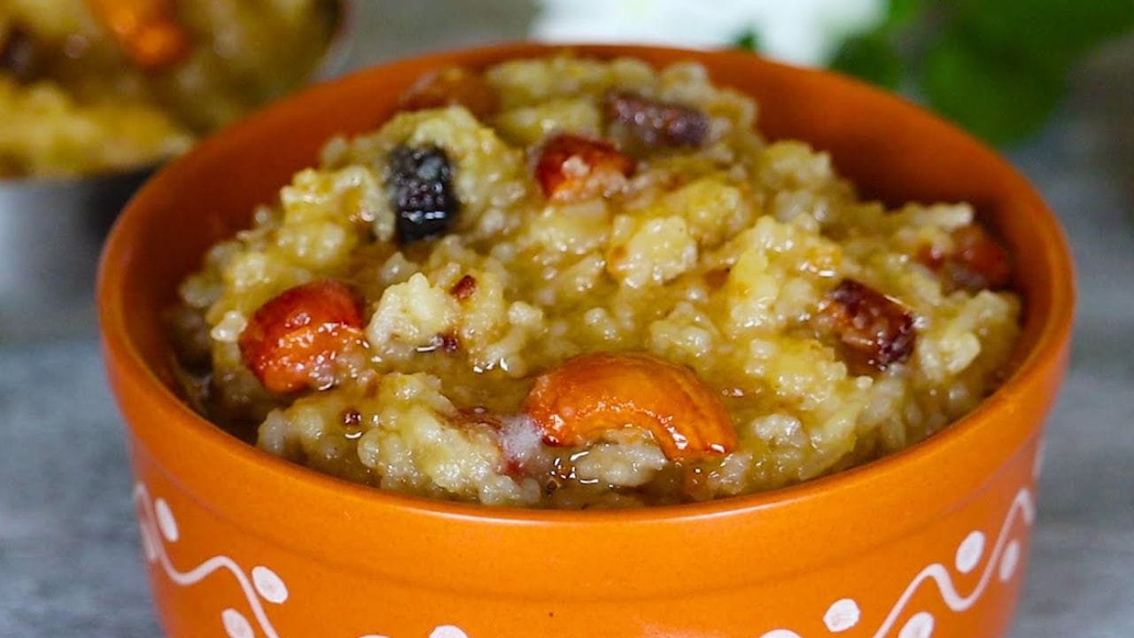 చక్కెర పొంగలి.. పండుగల సమయంలో దక్షిణ భారతదేశంలో తయారు చేసే ఓ స్పెషల్ స్వీట్ ఇది. పచ్చి బియ్యం, పెసరపప్పుతో పాటు బెల్లం లేదా చక్కెర కలిపి నెయ్యి, యాలకుల పొడితో ఈ తీపి వంటకాన్ని ఎంతో రుచికరంగా చేస్తారు. తెలుగులో దీనిని చక్కెర పొంగలి అంటారు.