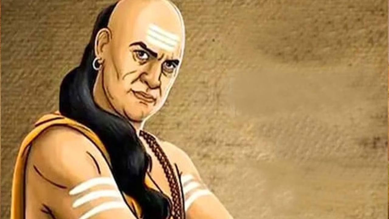 ఆ చార్య చాణక్యుడి గురించి ప్రత్యేకంగా చెప్పాల్సిన పని లేదు. ఈయన గొప్ప పండితుడు,రాజకీయ గురువు. అంతే కాకుండా ఎన్నో విషయాల గురించి చాణక్యుడు వివరంగా తెలియజేశాడు. అదే విధంగా ఆయన డబ్బు  గురించి చెబుతూ.. కొంత మంది చేతిలోఎప్పుడూ డబ్బు ఉండదు, దానికి వారి అలవాట్లే కారణం అని చెప్పుకొచ్చారు. కాగా, ఎలాంటి వారి చేతిలో డబ్బు నిలవదో ఇప్పుడు మనం తెలుసుకుందాం. 