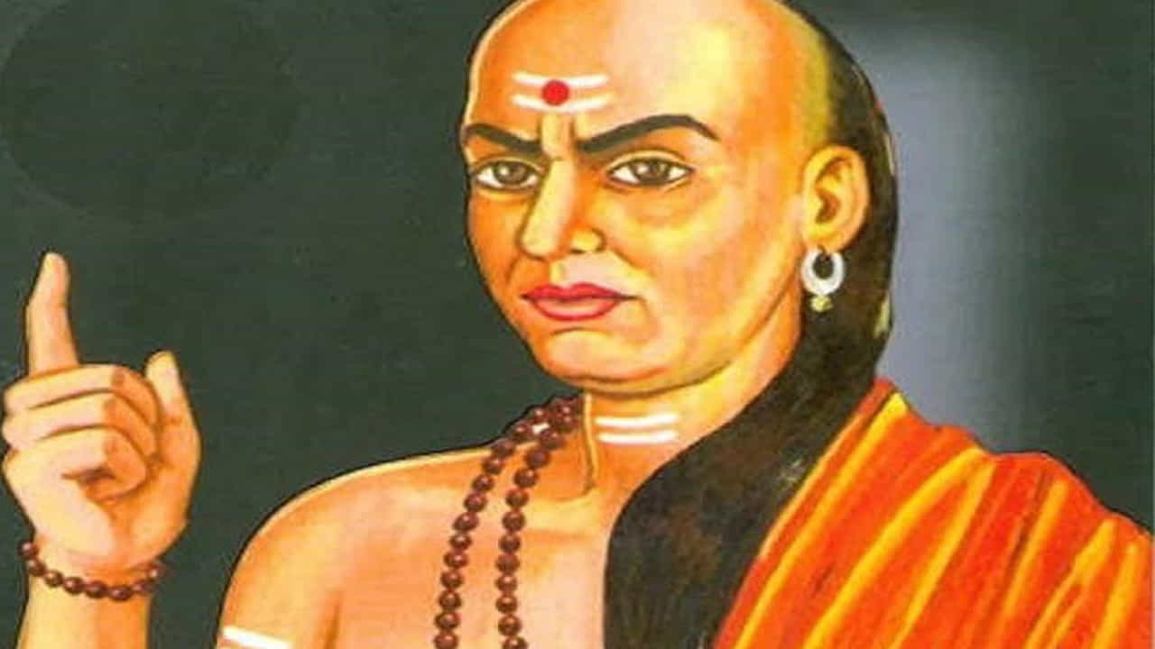 కోడలి ప్రవర్తనలో మార్పు గమనించినట్లైతే అస్సలే ఆమెను విస్మరించకూడదంట. ఇంటి కోడలు ప్రవర్తన కుటుంబ శాంతి, ఆనందాన్ని ప్రత్యేక్షంగా ప్రభావితం చేస్తుంది. అయితే మీరు గనుక మీ కోడలి ప్రవర్తనలో మార్పు గమనిస్తే, ఎట్టి పరిస్థితుల్లో ఆమెను నమ్మకూడదని చెబుతున్నారు . అలాగే ప్రతి పరిస్థితుల్లోనూ సంయమనం పాటించాలని ఆయన చెబుతున్నాడు.
