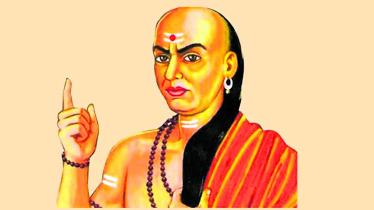 శక్తిని ఇచ్చే ప్రేమ: ఏ సంబంధానికైనా ప్రేమ అనే అనుభూతి చాలా ముఖ్యం. ప్రేమ లేకుండా ఏ బంధం నిలబడదు. ప్రేమ సంబంధంలో సానుకూల శక్తిని తెస్తుంది. నమ్మకం కూడా పెరుగుతుంది. ప్రేమ సంబంధాన్ని బలపరుస్తుంది. సంబంధాన్ని దీర్ఘకాలం కొనసాగేలా చేస్తుంది. ప్రేమ ప్రాముఖ్యత వివాహ విషయంలోనే కాదు.. ప్రతి సంబంధంలో ఉంటుంది. ఆచార్య చాణక్యుడు ప్రేమ ఒక శక్తి అంటూ తగిన ప్రాముఖ్యతనిచ్చాడు.