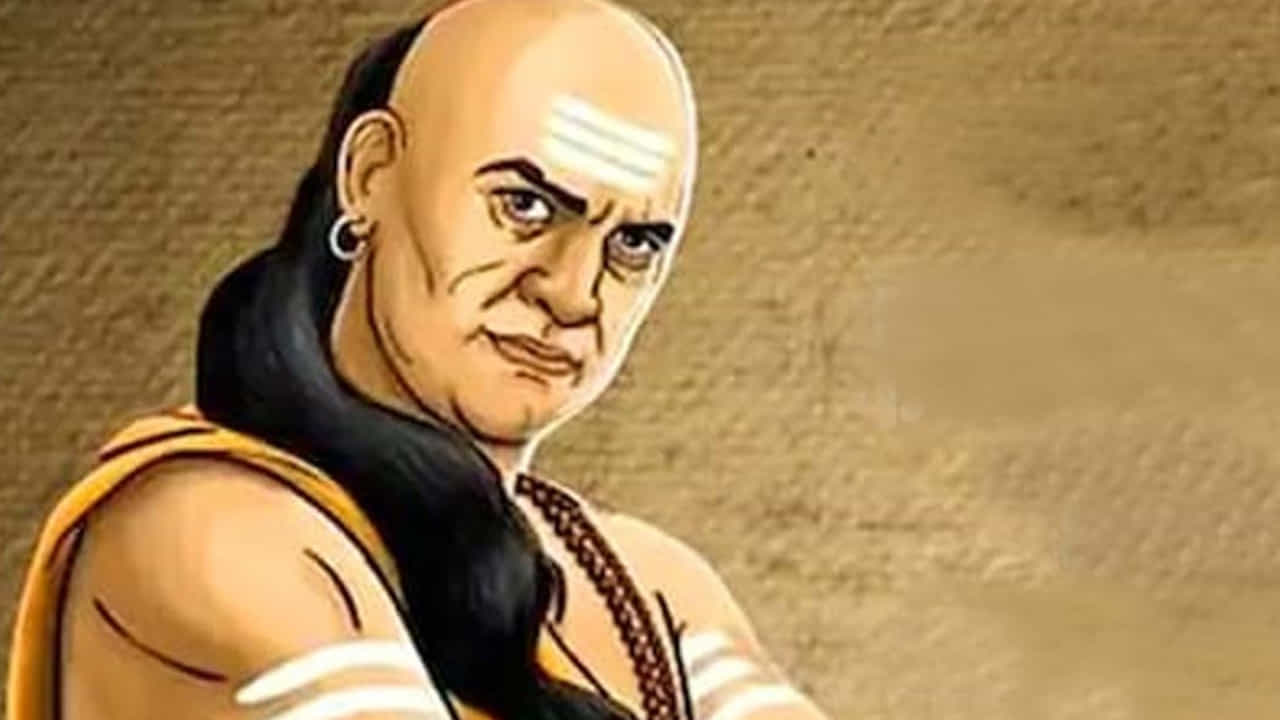 నిర్భయత: ఒక అపరిచితుడు కుక్క ప్రాంతంలోకి వచ్చినప్పుడు.. అది ఎంత పెద్దవాడైనా సరే.. దానిని నిర్భయంగా ఎదుర్కొంటుంది. ఈ గుణం మన లక్ష్యాలను, సూత్రాలను కాపాడుకోవడానికి మనం నిర్భయంగా నిలబడాలని మనకు బోధిస్తుంది. జీవితంలో చాలాసార్లు, అన్యాయాన్ని వ్యతిరేకించవలసి వచ్చినప్పుడు అలాంటి పరిస్థితులు తలెత్తుతాయి. అటువంటి పరిస్థితిలో మనం భయం లేకుండా సత్యానికి మద్దతు ఇవ్వాలి.