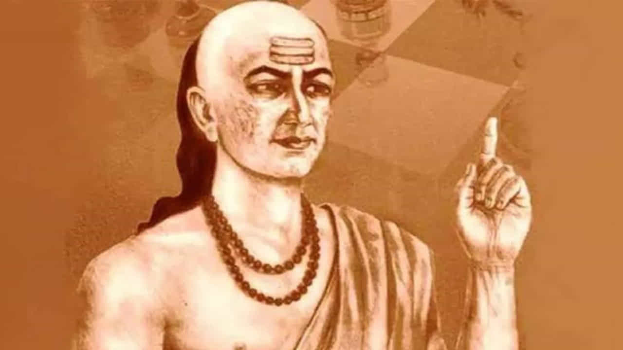 క్రమశిక్షణతో ఉండడం నేర్పండి: ఎవరి జీవితంలోనైనా క్రమశిక్షణ చాలా ముఖ్యం. ఎందుకంటే క్రమ శిక్షణ ప్రతిచోటా పాటించడం అలవాటు అవుతుంది. పాఠశాల్లో, కళాశాలల్లో, లేదా ఆఫీసులో కూడా క్రమ శిక్షణ పాటించడం అలవాటు అవుతుంది. అందుకే పిల్లలకు చిన్నతనం నుండే క్రమశిక్షణతో కూడిన జీవితాన్ని అలవాటు చేస్తే వారికి భవిష్యత్తులో ఎంతో మేలు జరుగుతుంది. వ్యక్తికి సంబంధించిన అన్ని సమస్యలు తొలగిపోతాయి. క్రమశిక్షణ కలిగిన వ్యక్తి సమాజంలో గౌరవించబడతాడు. వారి ఆరోగ్యం కూడా ఇతరుల కంటే మెరుగ్గా ఉంటుంది. క్రమశిక్షణ అనేది వ్యక్తికి సమయం విలువను తెలియజేస్తుంది. ఆచార్య చాణక్యుడు ప్రపంచంలో సమయం కంటే శక్తివంతమైనది ఏదీ లేదని చెప్పారు.